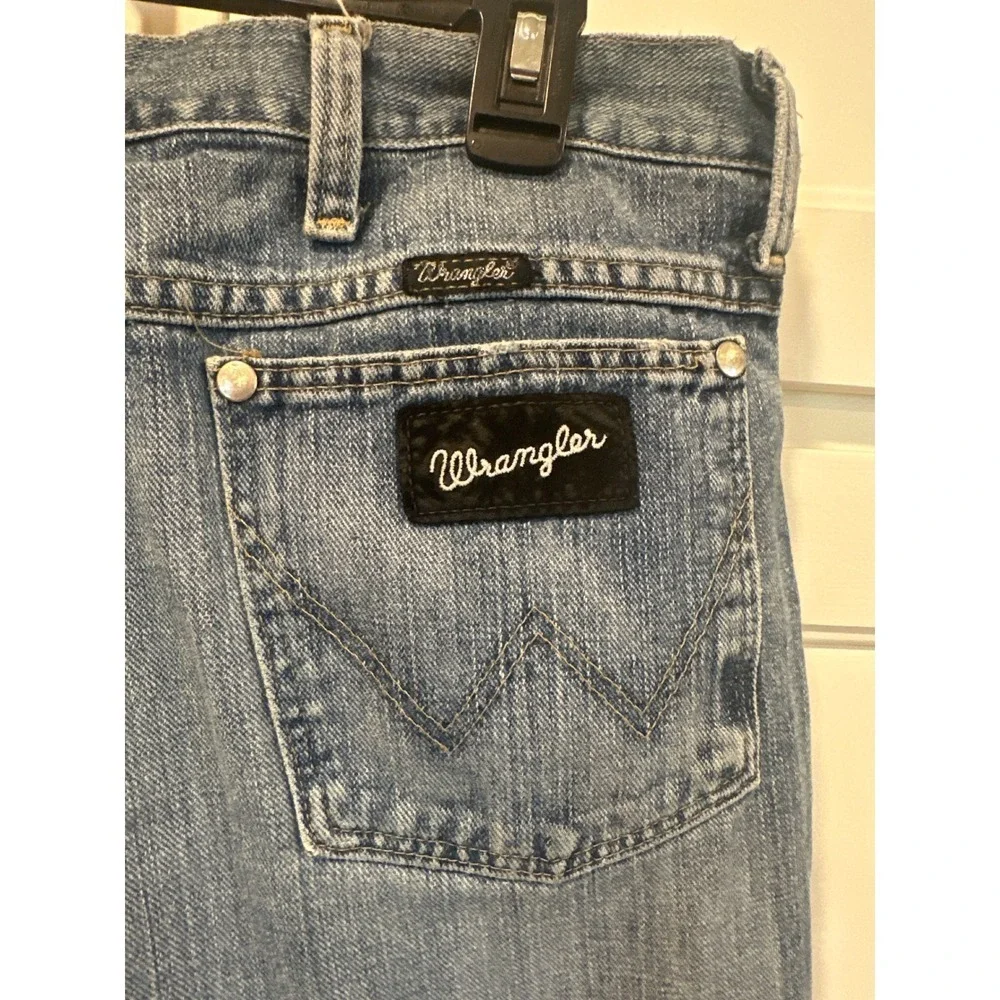 Wrangler Men's Blue Denim Jeans Size 38x32 Classic Fit Straight Leg western